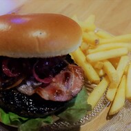 Bak &amp; Brouw, Bier-Burgers-Pizza